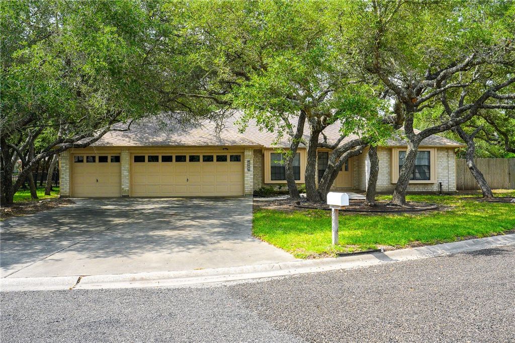 204 Highlands Dr, Rockport, TX 78382 — exterior