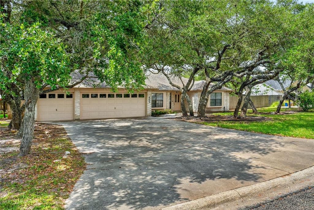 204 Highlands Dr, Rockport, TX 78382 — photo 2