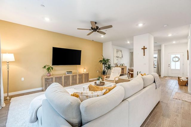 1039 Compass Drive W, Madera, CA 93636