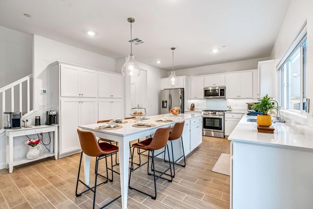 1039 Compass Drive W, Madera, CA 93636