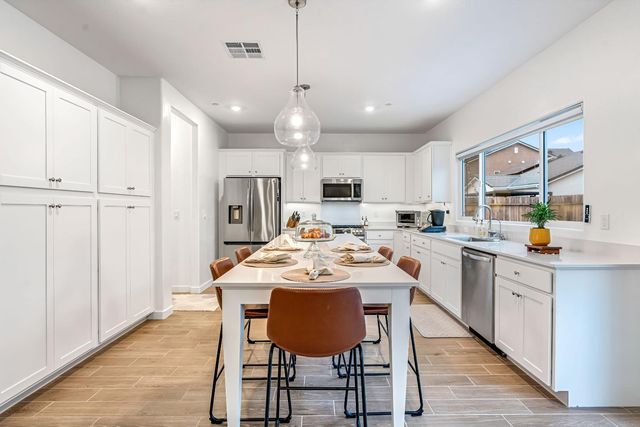 1039 Compass Drive W, Madera, CA 93636