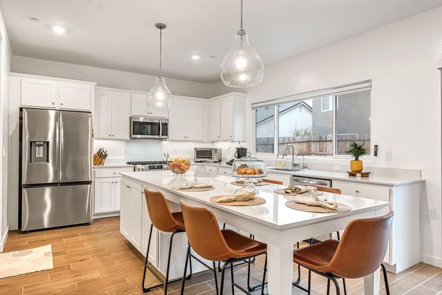 1039 Compass Drive W, Madera, CA 93636