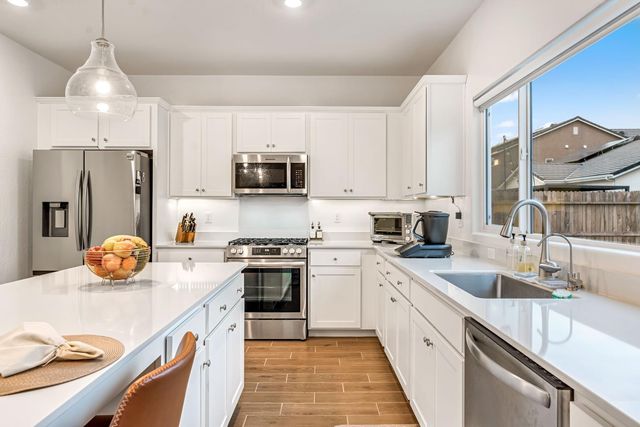 1039 Compass Drive W, Madera, CA 93636