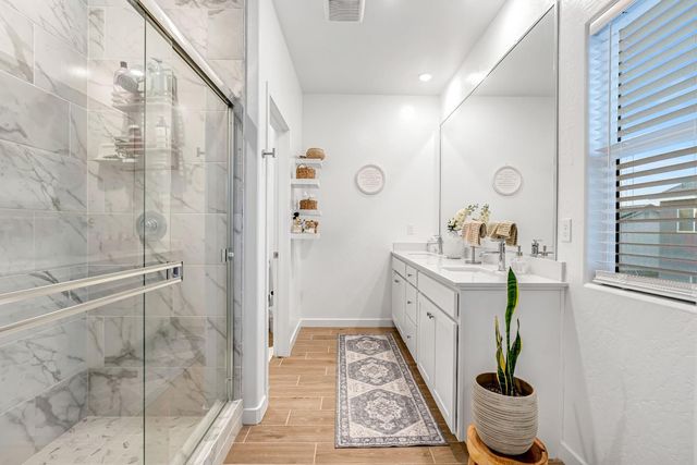 1039 Compass Drive W, Madera, CA 93636