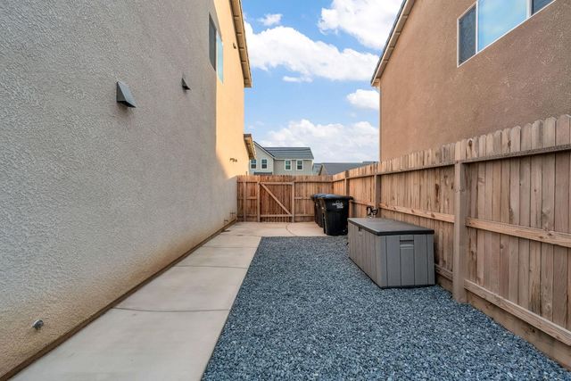 1039 Compass Drive W, Madera, CA 93636