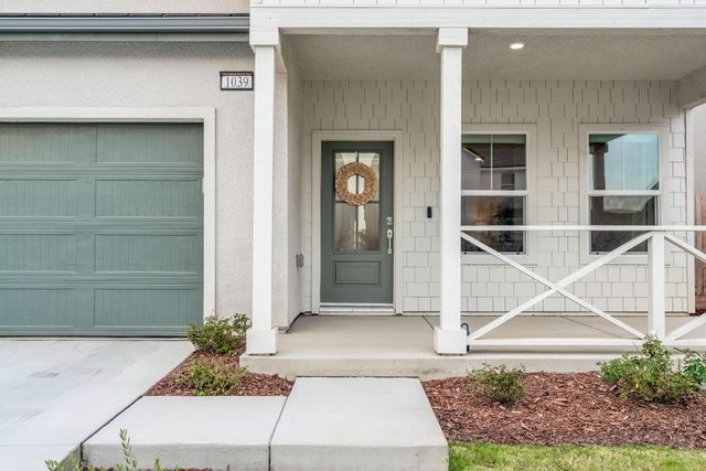 1039 Compass Drive W, Madera, CA 93636