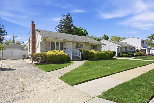 648 Dogwood Avenue, Franklin Square, NY 11010