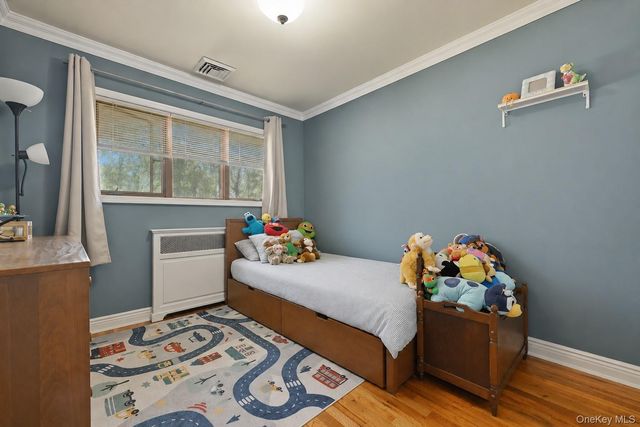 648 Dogwood Avenue, Franklin Square, NY 11010