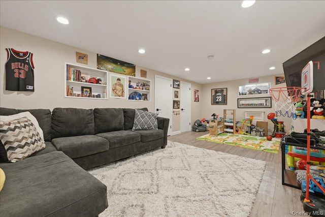 648 Dogwood Avenue, Franklin Square, NY 11010
