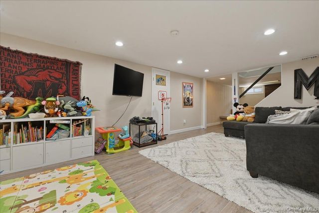 648 Dogwood Avenue, Franklin Square, NY 11010