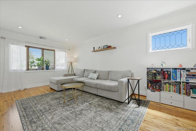 648 Dogwood Avenue, Franklin Square, NY 11010