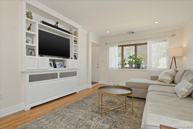 648 Dogwood Avenue, Franklin Square, NY 11010