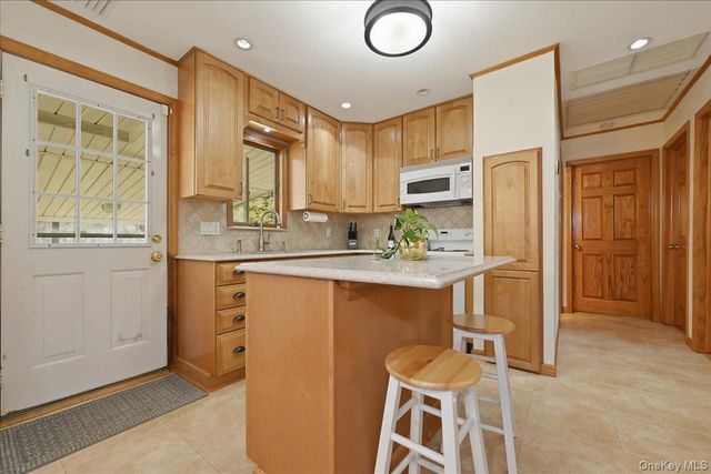 648 Dogwood Avenue, Franklin Square, NY 11010