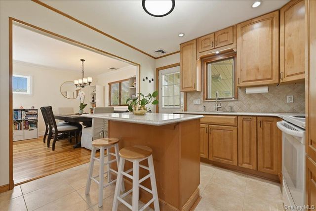 648 Dogwood Avenue, Franklin Square, NY 11010