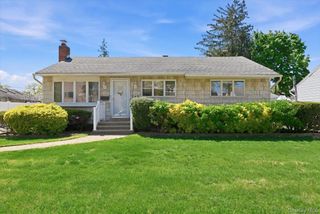 648 Dogwood Avenue, Franklin Square, NY 11010