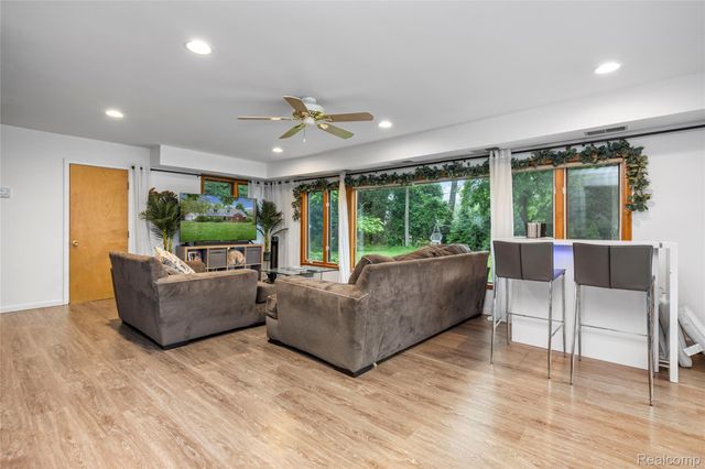 6085 Worlington Road, Bloomfield Hills, MI 48301