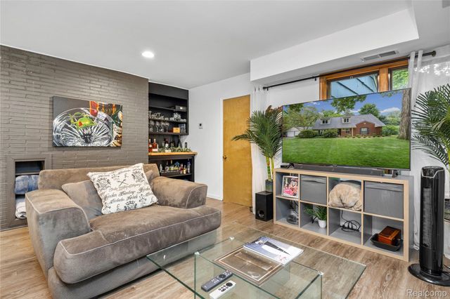 6085 Worlington Road, Bloomfield Hills, MI 48301