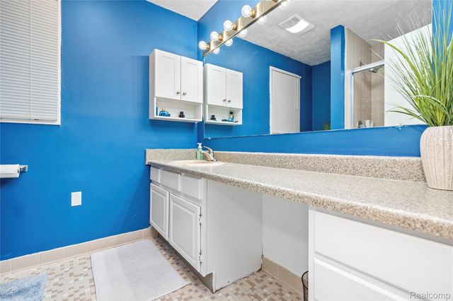 6085 Worlington Road, Bloomfield Hills, MI 48301
