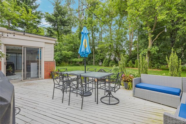 6085 Worlington Road, Bloomfield Hills, MI 48301
