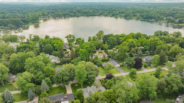 6085 Worlington Road, Bloomfield Hills, MI 48301