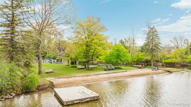 6085 Worlington Road, Bloomfield Hills, MI 48301