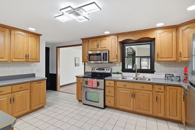 235 Vineland Ave, East Longmeadow, MA 01028