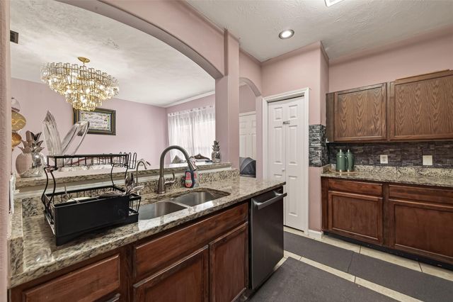 6027 Shadow Isle Lane, Houston, TX 77084