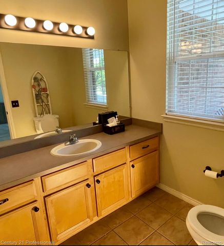 778 W Peninsula Court, Oxford Charter Township, MI 48371