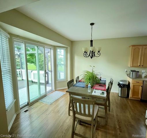 778 W Peninsula Court, Oxford Charter Township, MI 48371