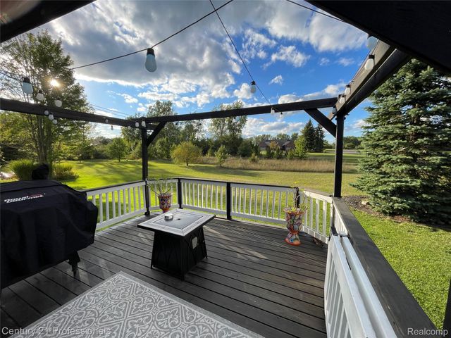 778 W Peninsula Court, Oxford Charter Township, MI 48371