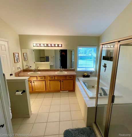 778 W Peninsula Court, Oxford Charter Township, MI 48371