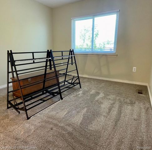 778 W Peninsula Court, Oxford Charter Township, MI 48371