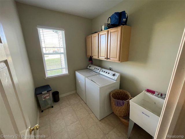 778 W Peninsula Court, Oxford Charter Township, MI 48371