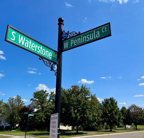 778 W Peninsula Court, Oxford Charter Township, MI 48371