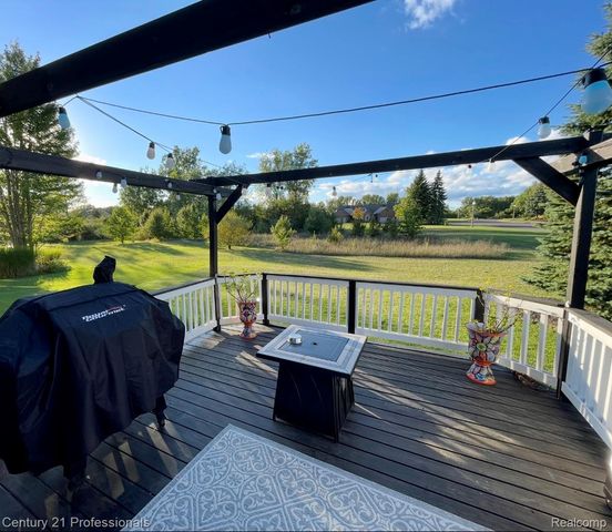 778 W Peninsula Court, Oxford Charter Township, MI 48371