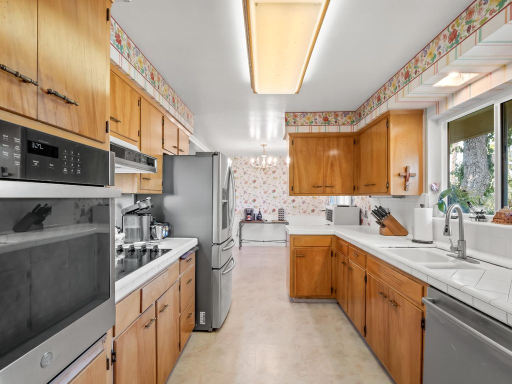 Image 10 of property listing at 1486 W Roberts Avenue, Fresno, CA 93711