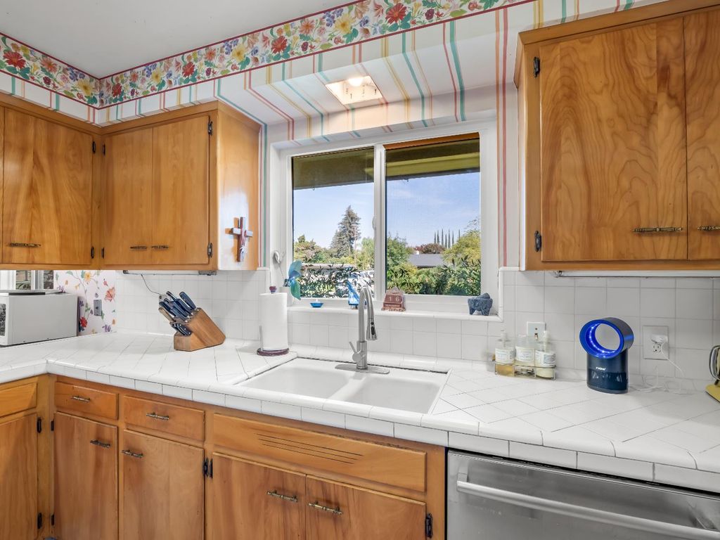 Image 11 of property listing at 1486 W Roberts Avenue, Fresno, CA 93711