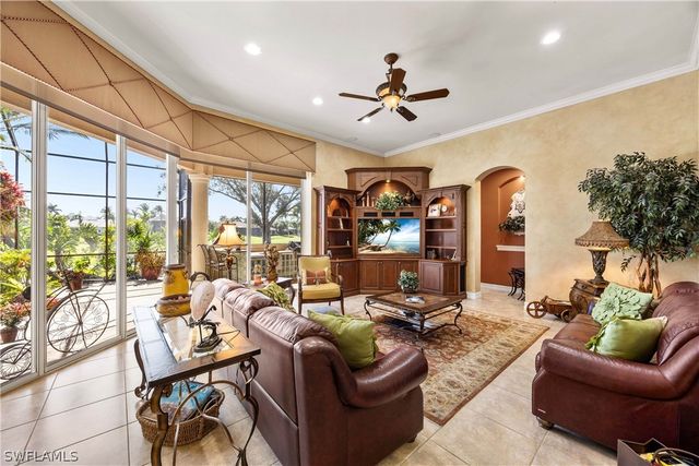 1687 Persimmon DR, Naples, FL 34109