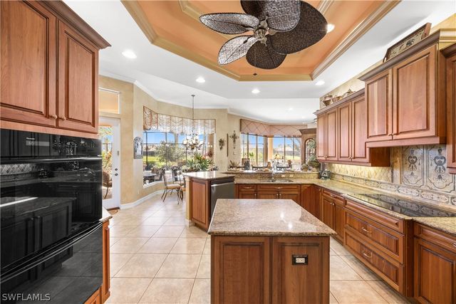 1687 Persimmon DR, Naples, FL 34109