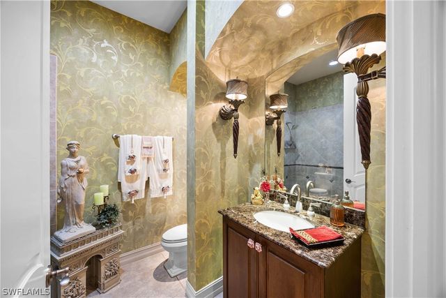 1687 Persimmon DR, Naples, FL 34109