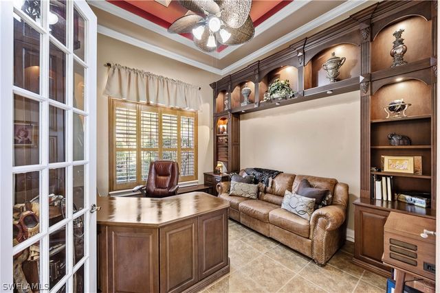 1687 Persimmon DR, Naples, FL 34109