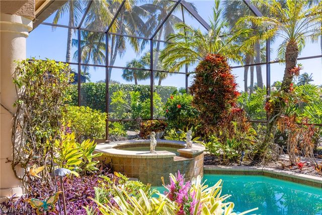 1687 Persimmon DR, Naples, FL 34109