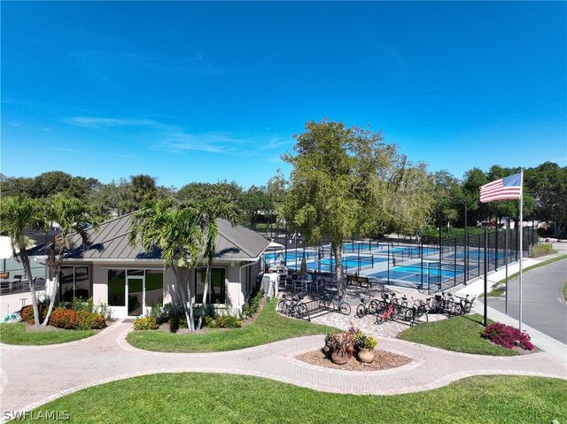 1687 Persimmon DR, Naples, FL 34109