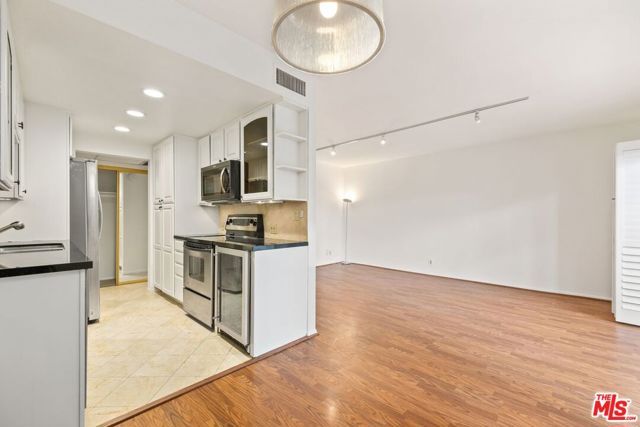 1131 ALTA LOMA Road 106, West Hollywood, CA 90069