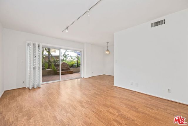 1131 ALTA LOMA Road 106, West Hollywood, CA 90069