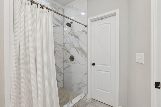 112 Twin Lakes LN, Bastrop, TX 78602