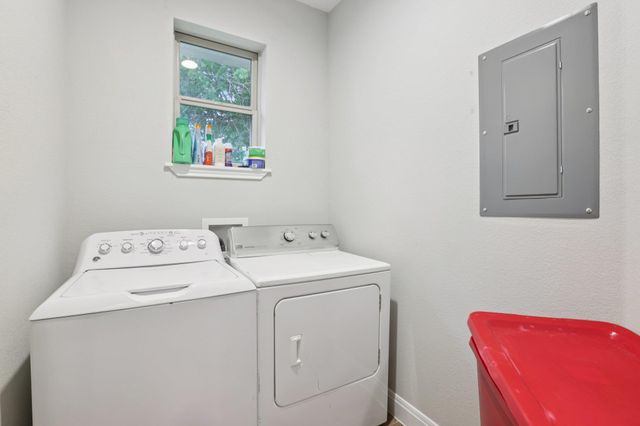 112 Twin Lakes LN, Bastrop, TX 78602