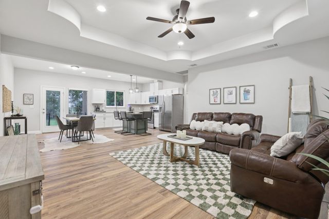 112 Twin Lakes LN, Bastrop, TX 78602