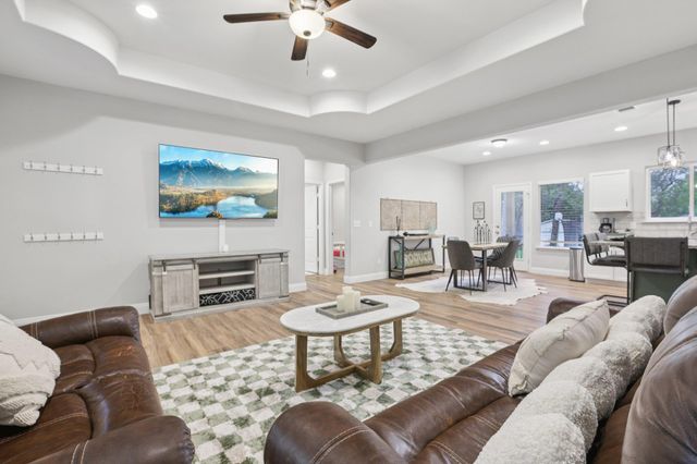 112 Twin Lakes LN, Bastrop, TX 78602