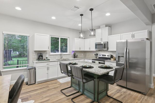 112 Twin Lakes LN, Bastrop, TX 78602